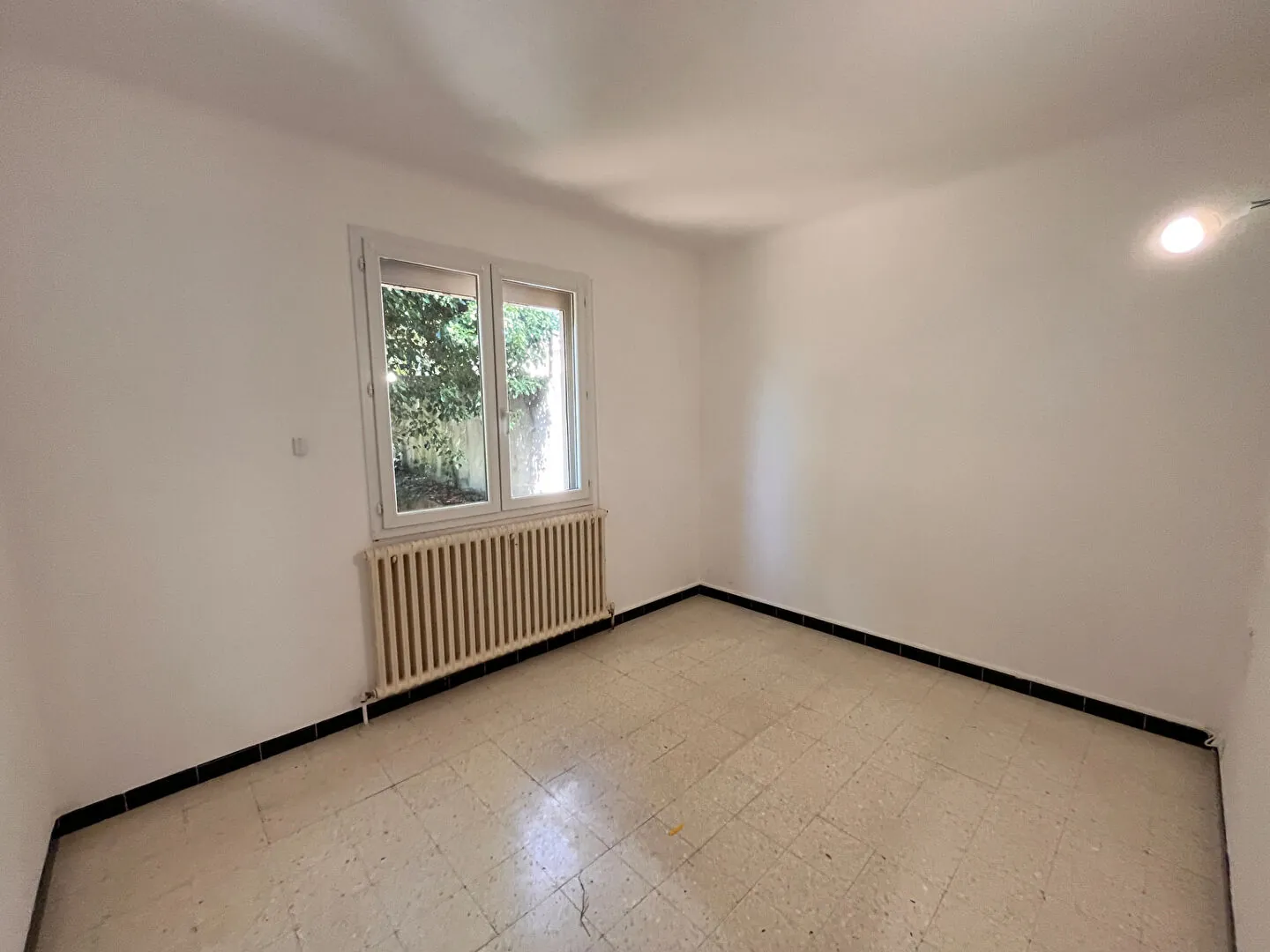 Villa à Apt de 153m² avec grand garage et terrain clos, idéal famille 