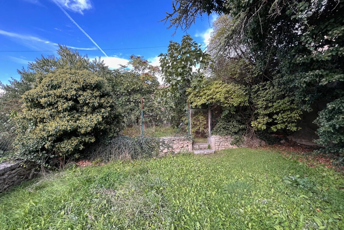 Villa à Apt de 153m² avec grand garage et terrain clos, idéal famille 