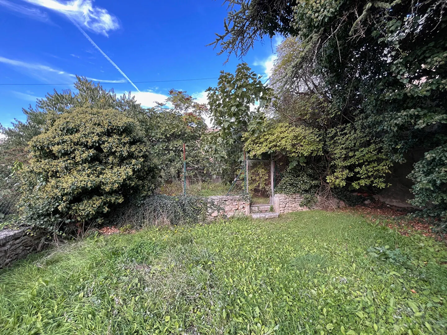 Villa à Apt de 153m² avec grand garage et terrain clos, idéal famille 