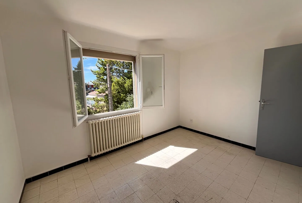 Villa à Apt de 153m² avec grand garage et terrain clos, idéal famille 