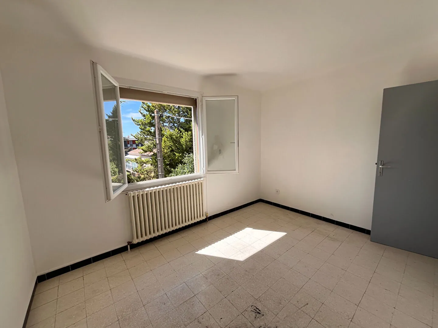 Villa à Apt de 153m² avec grand garage et terrain clos, idéal famille 