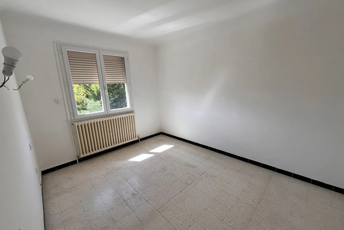 Villa à Apt de 153m² avec grand garage et terrain clos, idéal famille 