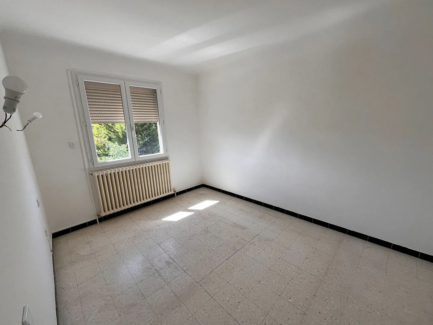 Villa à Apt de 153m² avec grand garage et terrain clos, idéal famille 