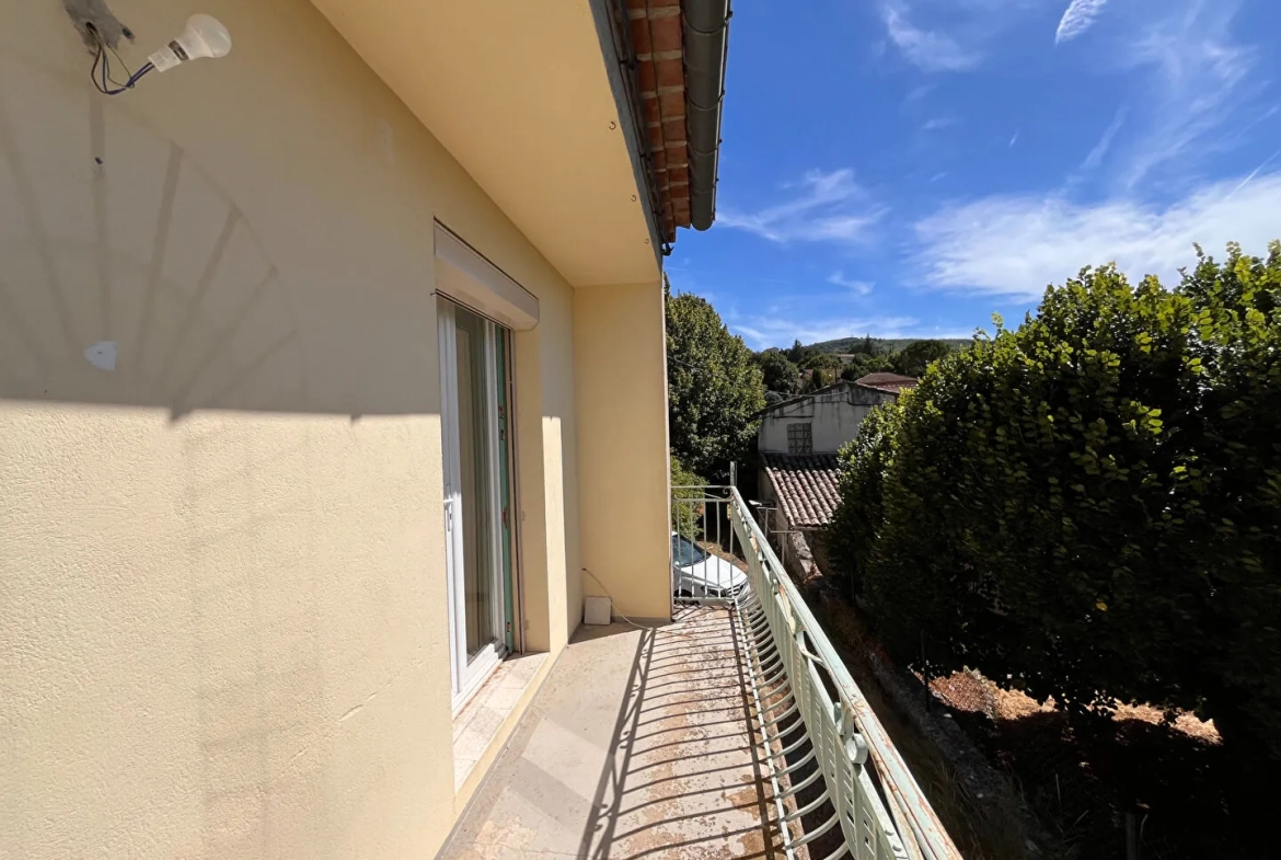 Villa à Apt de 153m² avec grand garage et terrain clos, idéal famille 