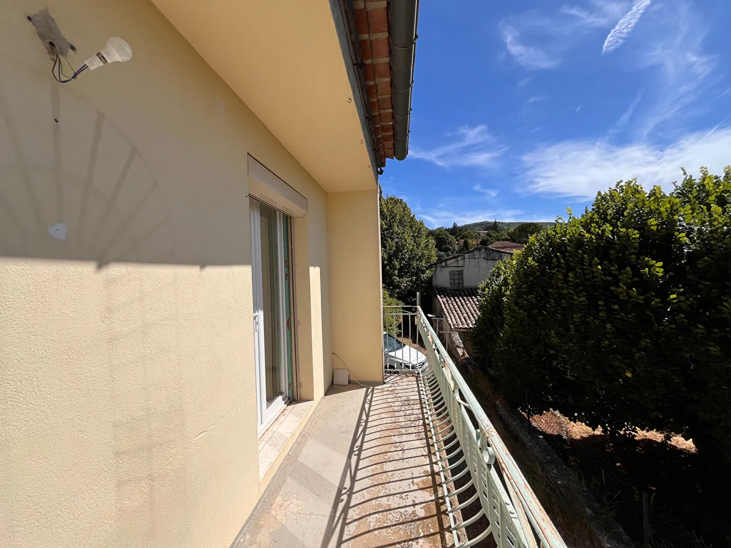 Villa à Apt de 153m² avec grand garage et terrain clos, idéal famille 