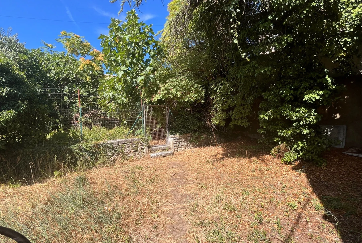 Villa à Apt de 153m² avec grand garage et terrain clos, idéal famille 