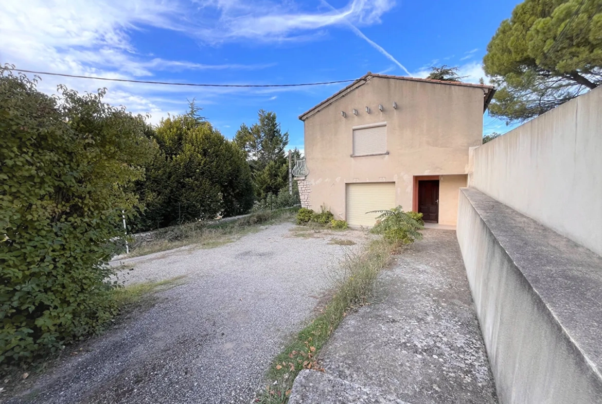 Villa à Apt de 153m² avec grand garage et terrain clos, idéal famille 