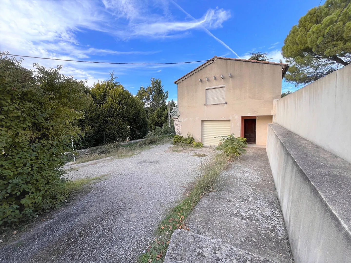 Villa à Apt de 153m² avec grand garage et terrain clos, idéal famille 