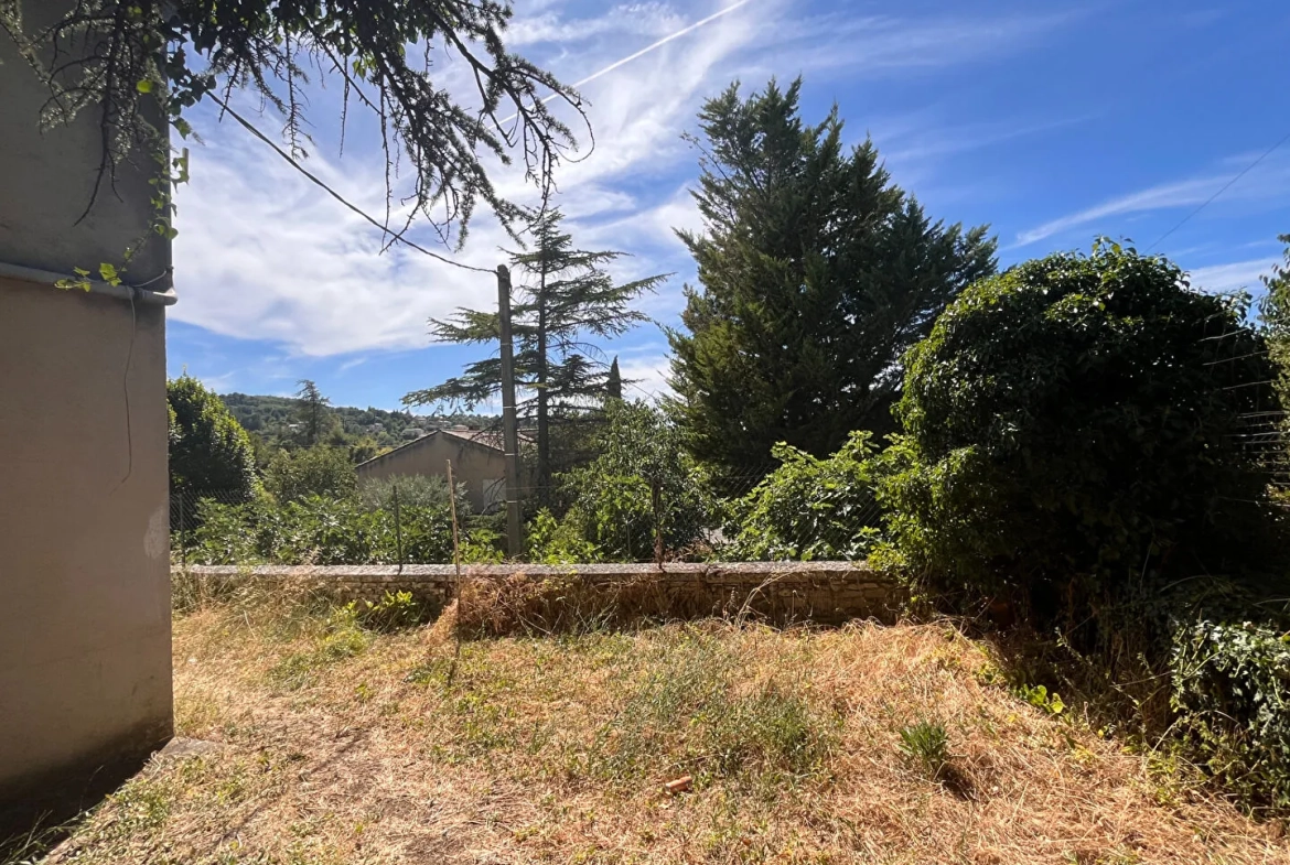 Villa à Apt de 153m² avec grand garage et terrain clos, idéal famille 