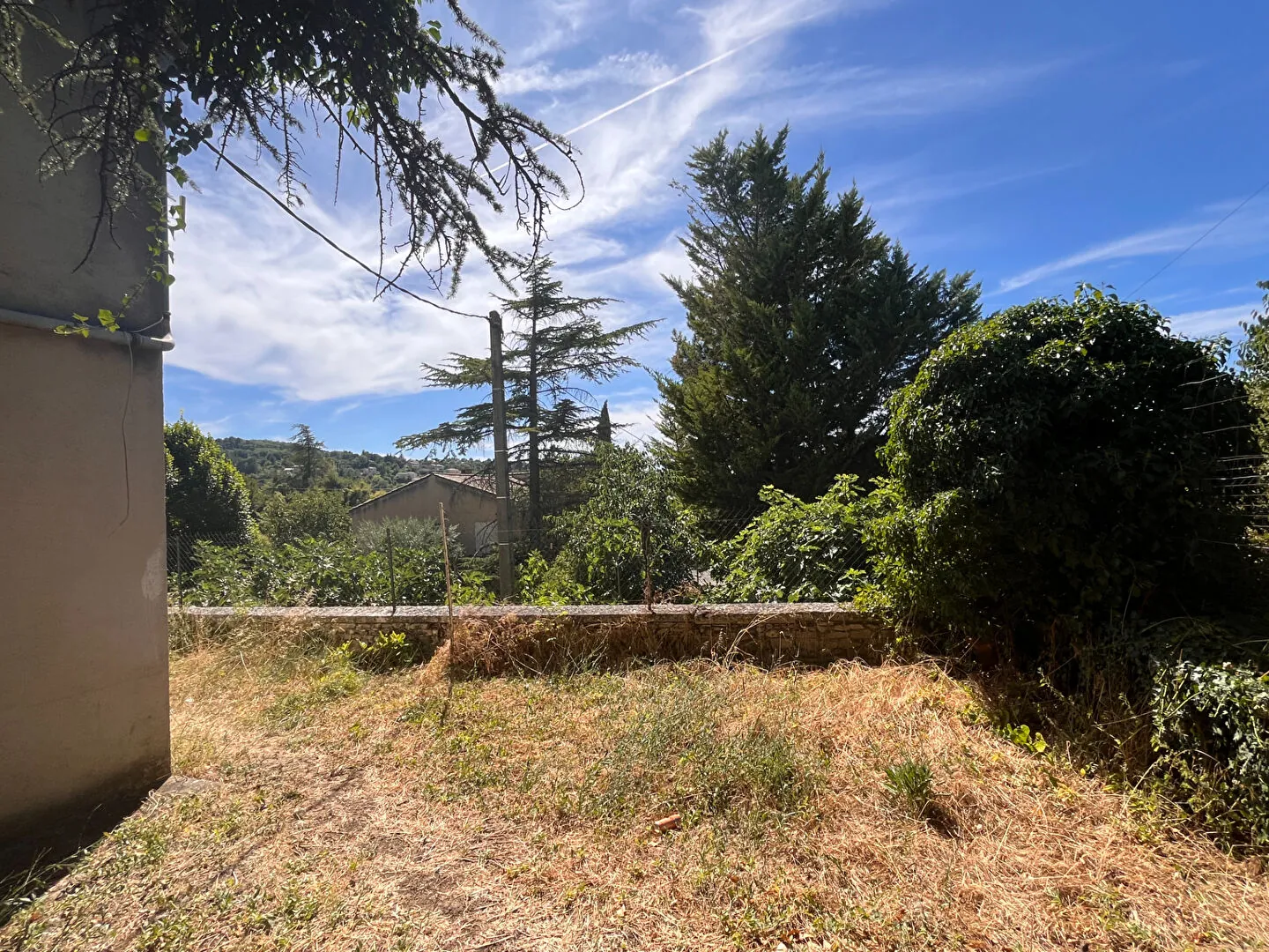 Villa à Apt de 153m² avec grand garage et terrain clos, idéal famille 