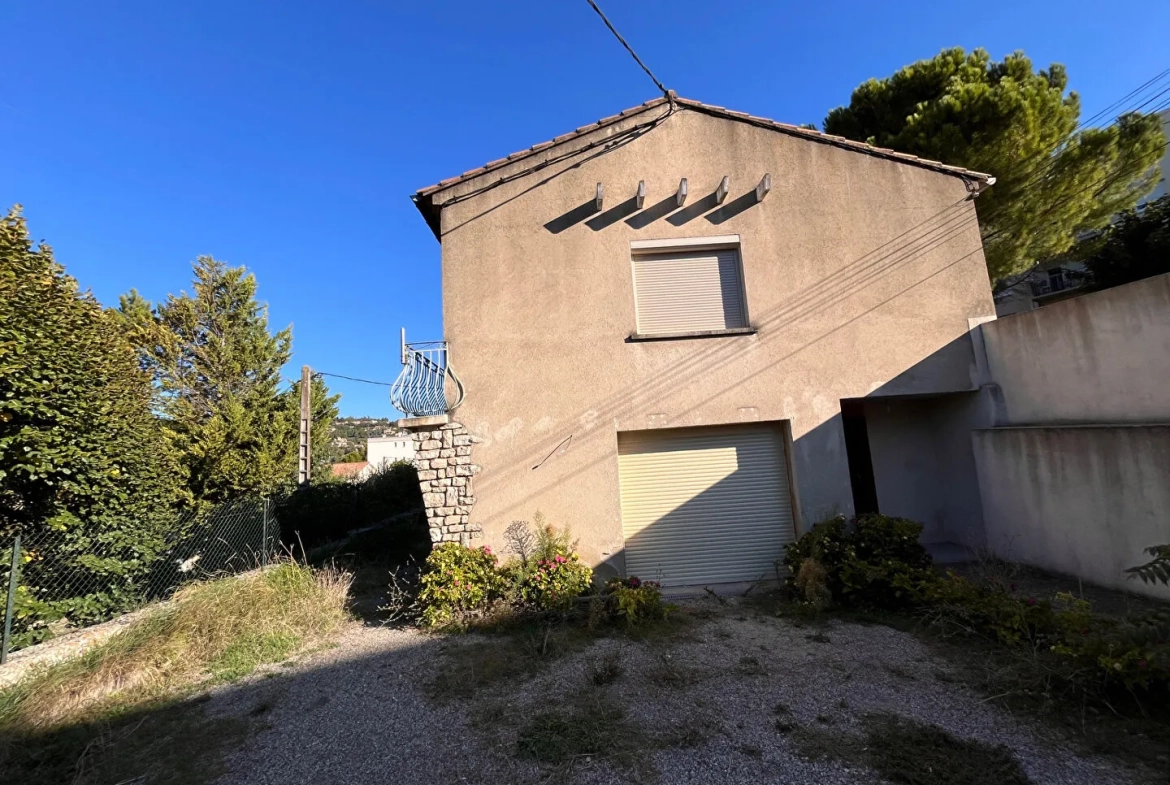 Villa à Apt de 153m² avec garage et terrain arboré, idéale pour famille 