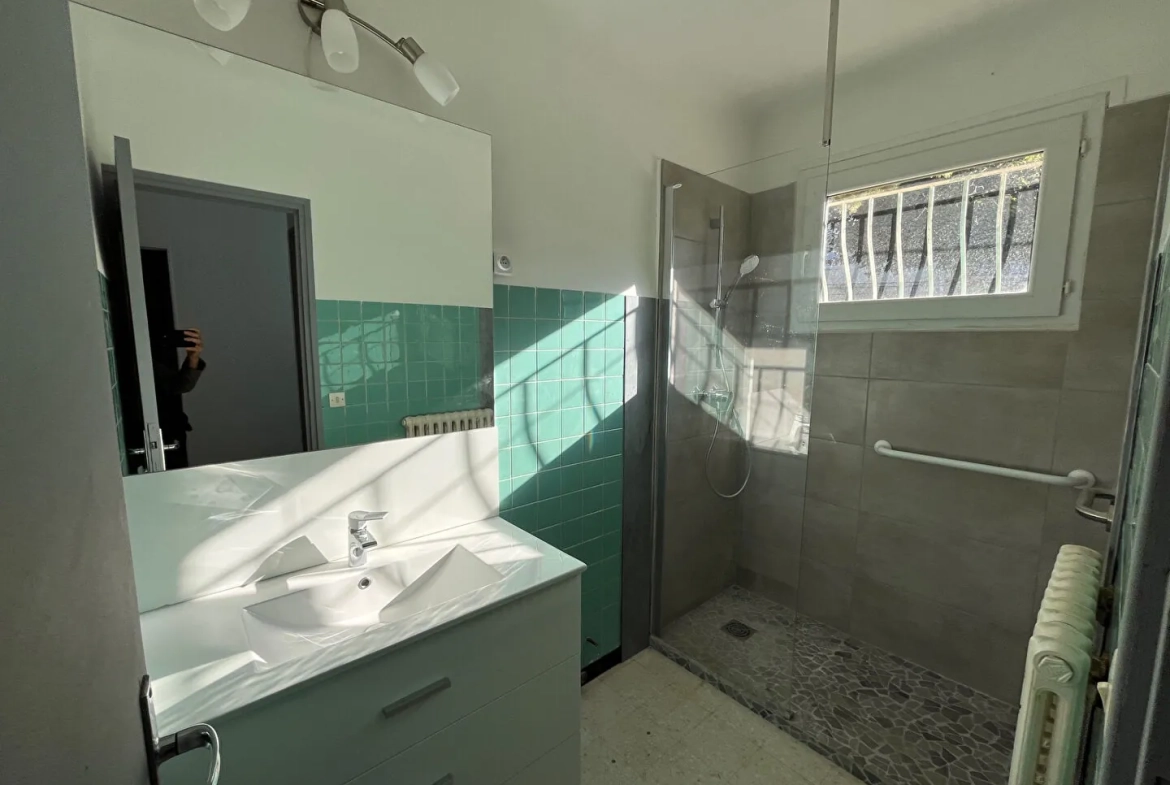 Villa à Apt de 153m² avec garage et terrain arboré, idéale pour famille 