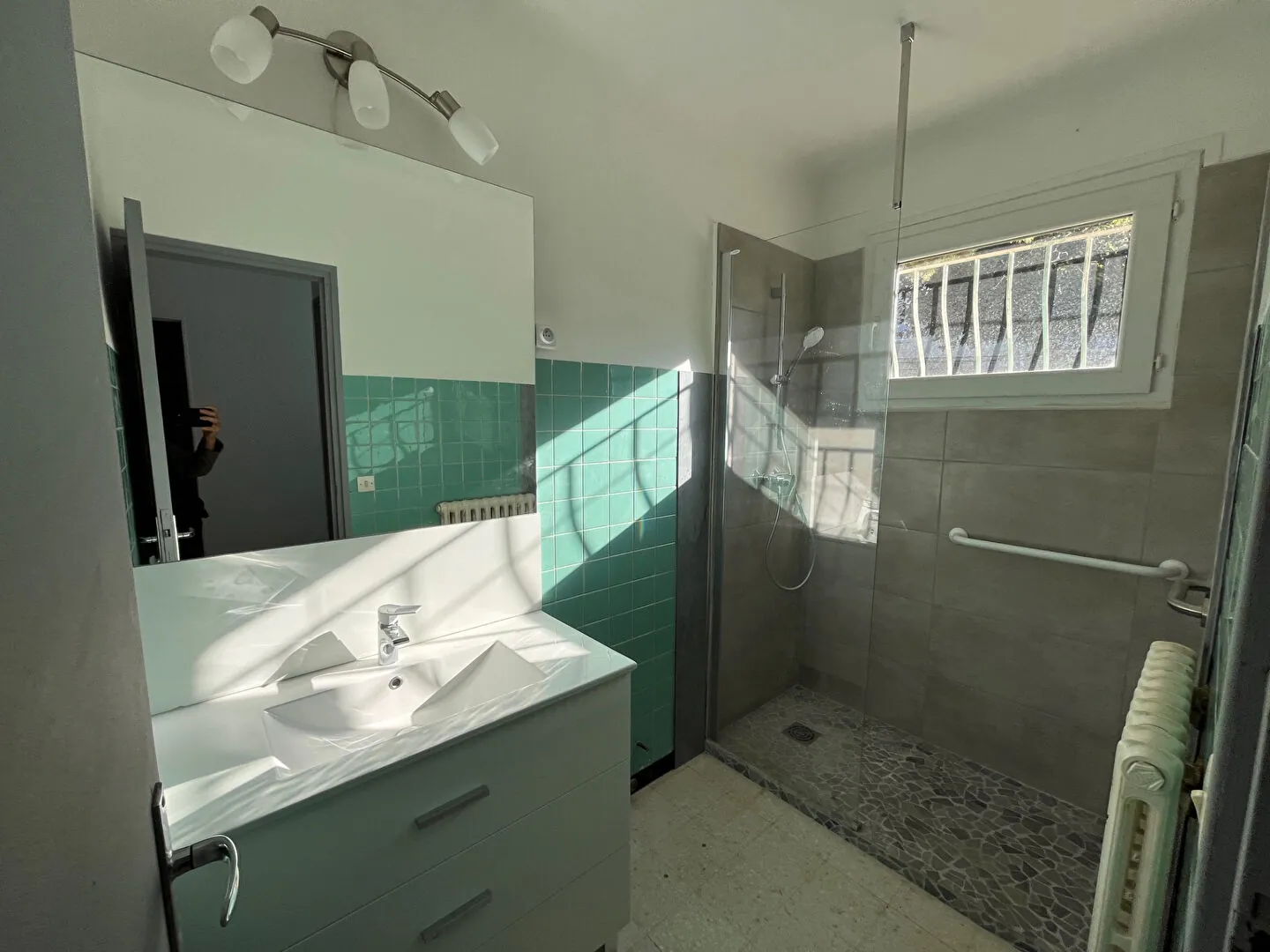 Villa à Apt de 153m² avec garage et terrain arboré, idéale pour famille 