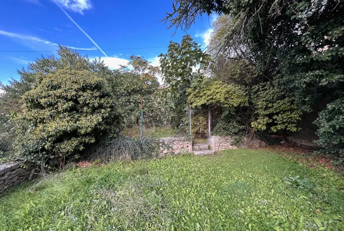 Villa à Apt de 153m² avec garage et terrain arboré, idéale pour famille 