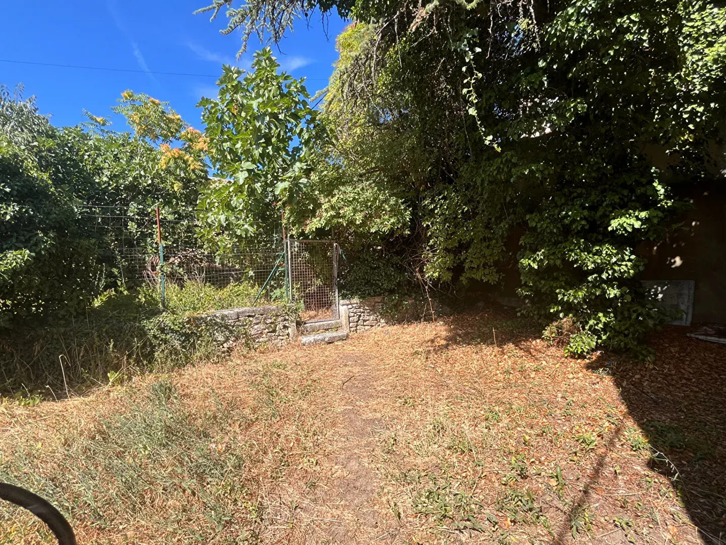 Villa à Apt de 153m² avec garage et terrain arboré, idéale pour famille 