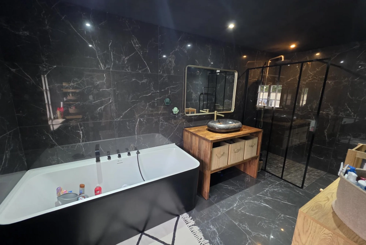 Maison individuelle rénovée de 102 m² avec 3 chambres, proche Fécamp et Goderville 