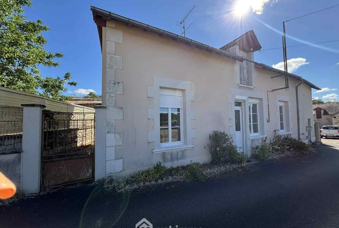Ensemble immobilier à rénover à Oyré (86220) avec potentiel de terrain 