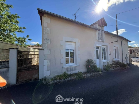 Ensemble immobilier à rénover à Oyré (86220) avec potentiel de terrain