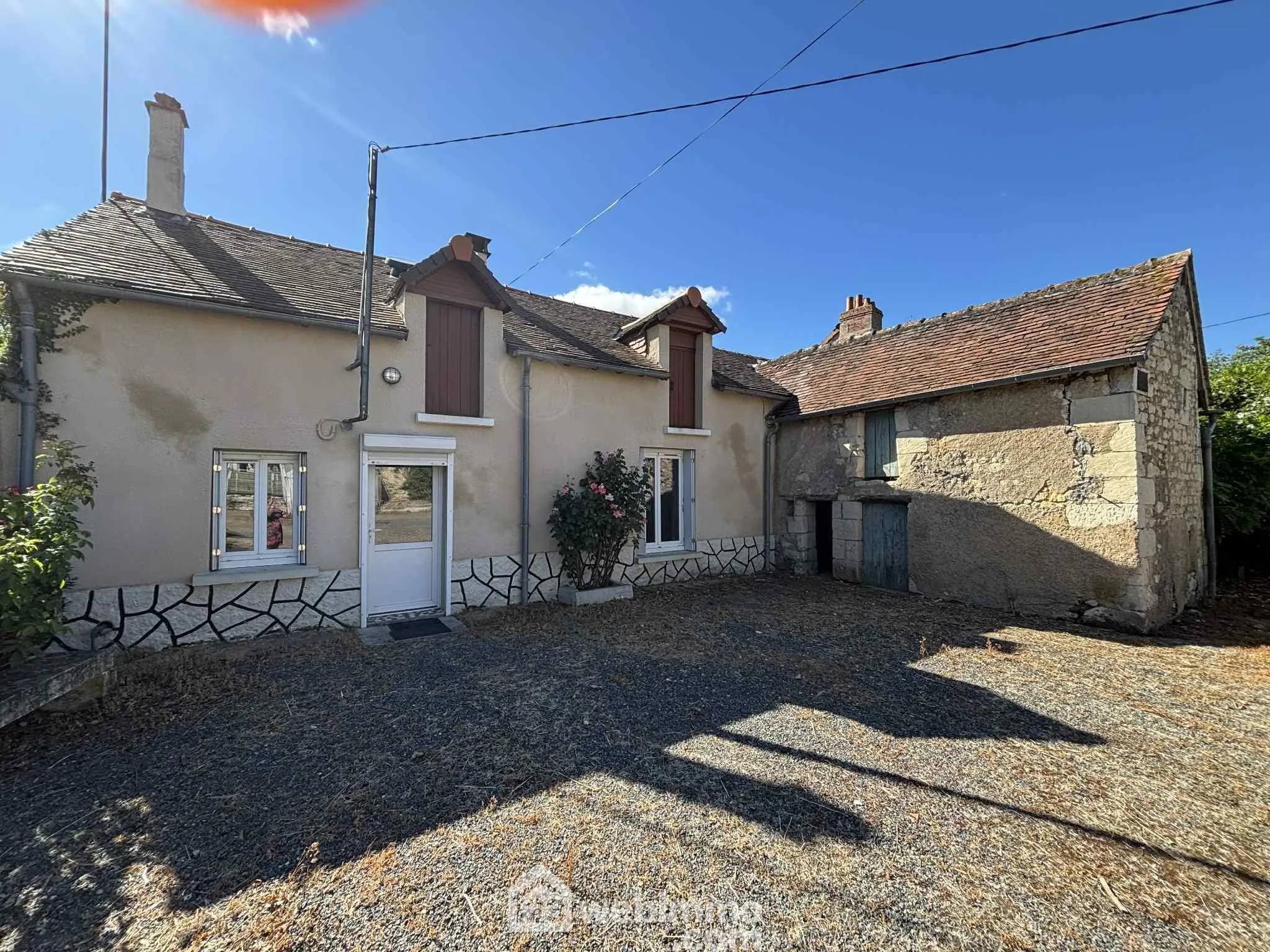 Ensemble immobilier à rénover à Oyré (86220) avec potentiel de terrain 