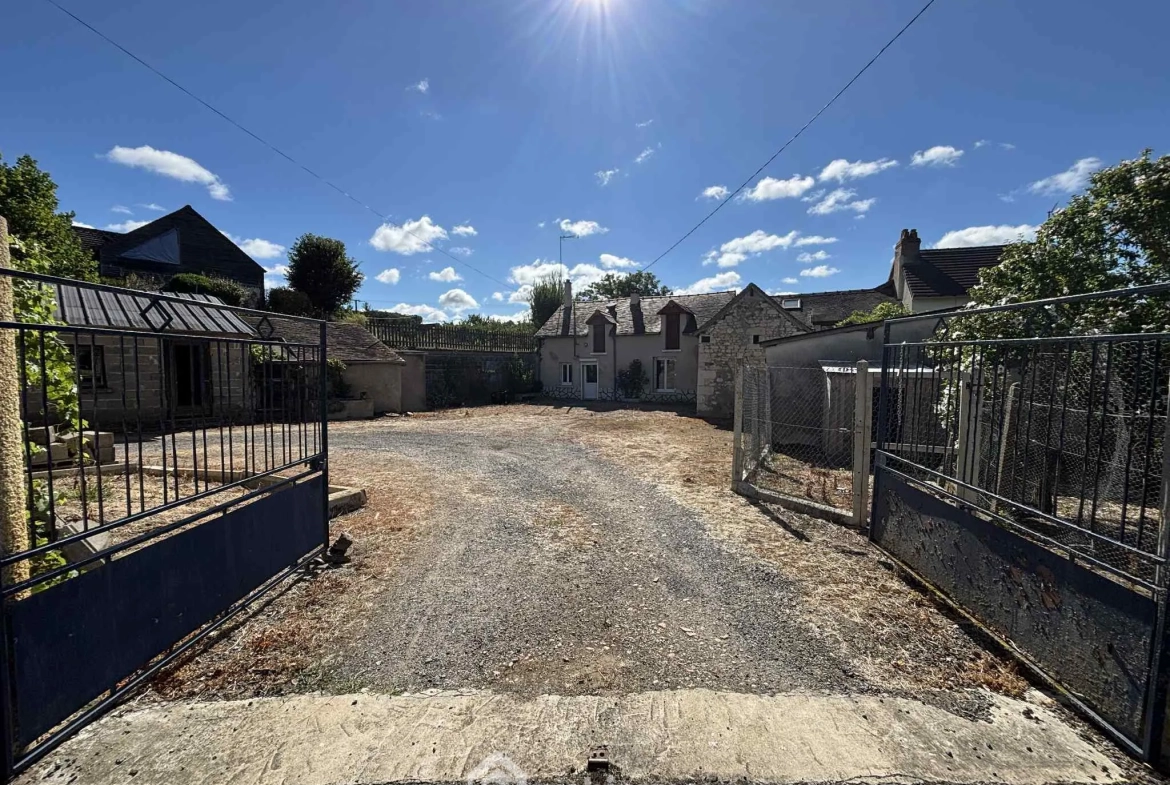 Ensemble immobilier à rénover à Oyré (86220) avec potentiel de terrain 