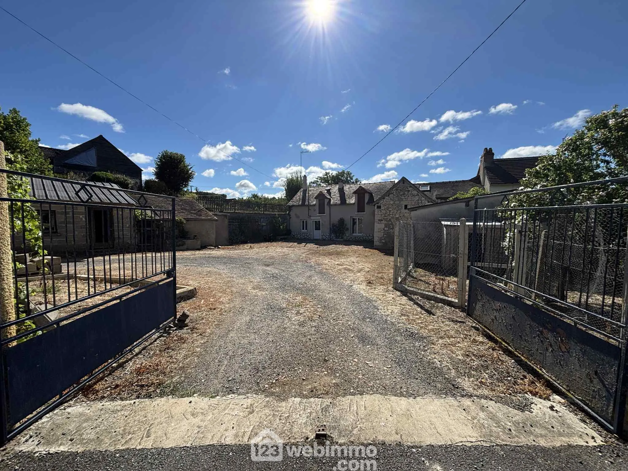 Ensemble immobilier à rénover à Oyré (86220) avec potentiel de terrain 