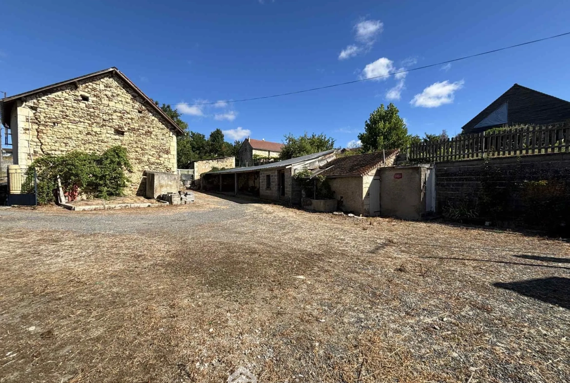 Ensemble immobilier à rénover à Oyré (86220) avec potentiel de terrain 