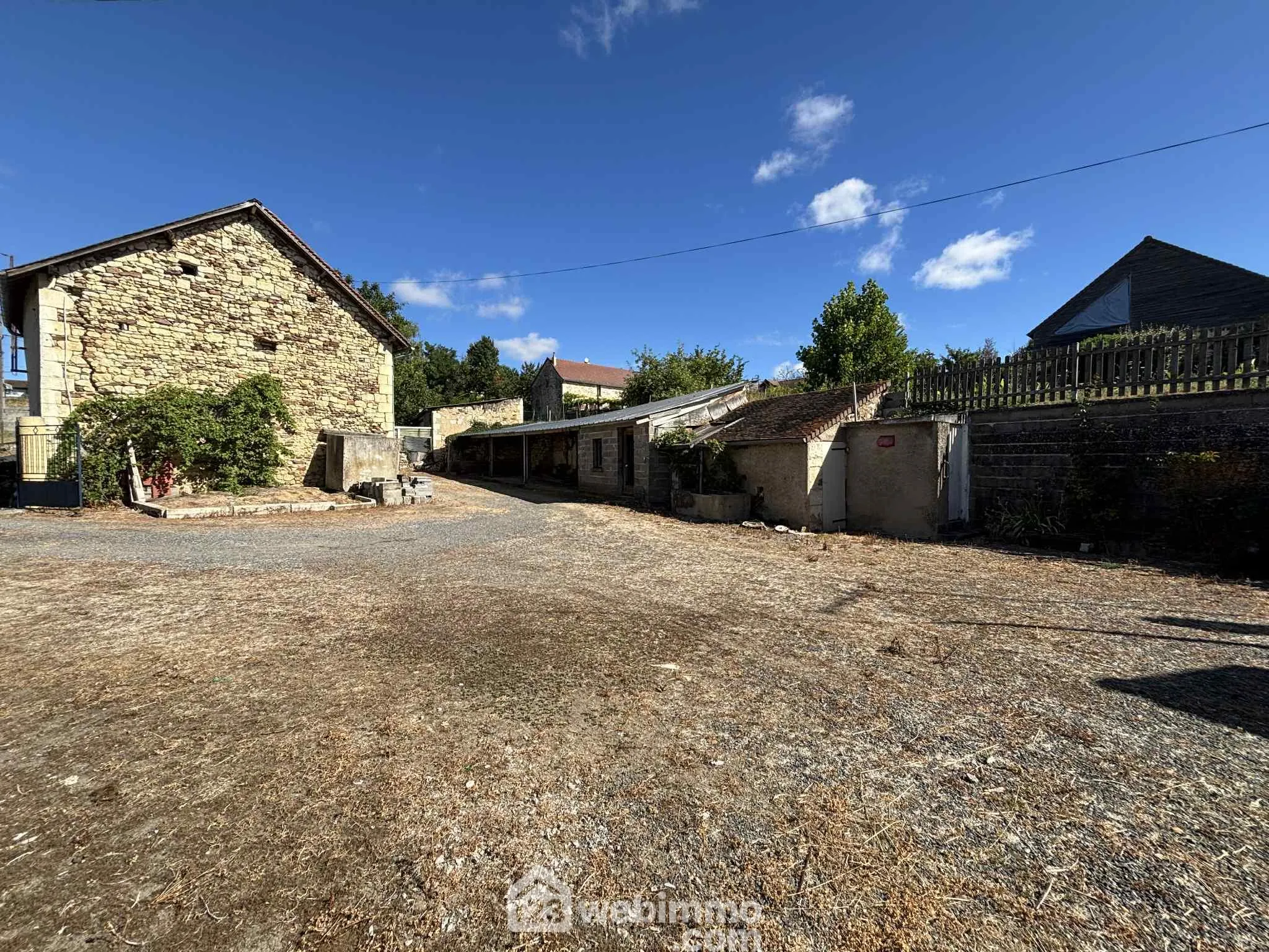 Ensemble immobilier à rénover à Oyré (86220) avec potentiel de terrain 