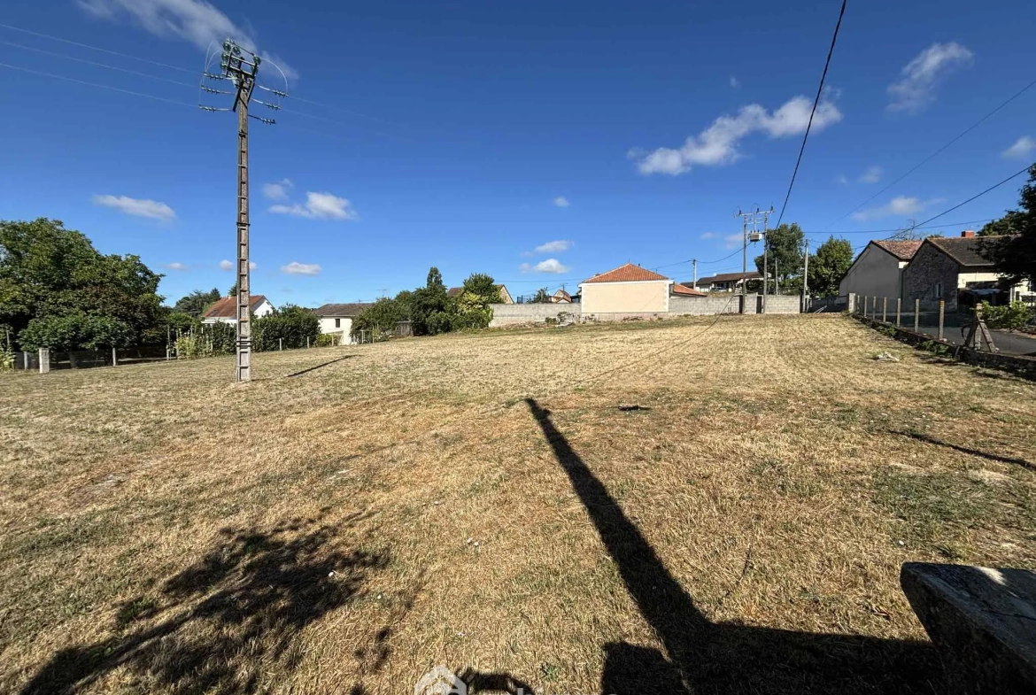 Ensemble immobilier à Oyré de 63 m² avec terrain constructible et potentiel de rénovation 