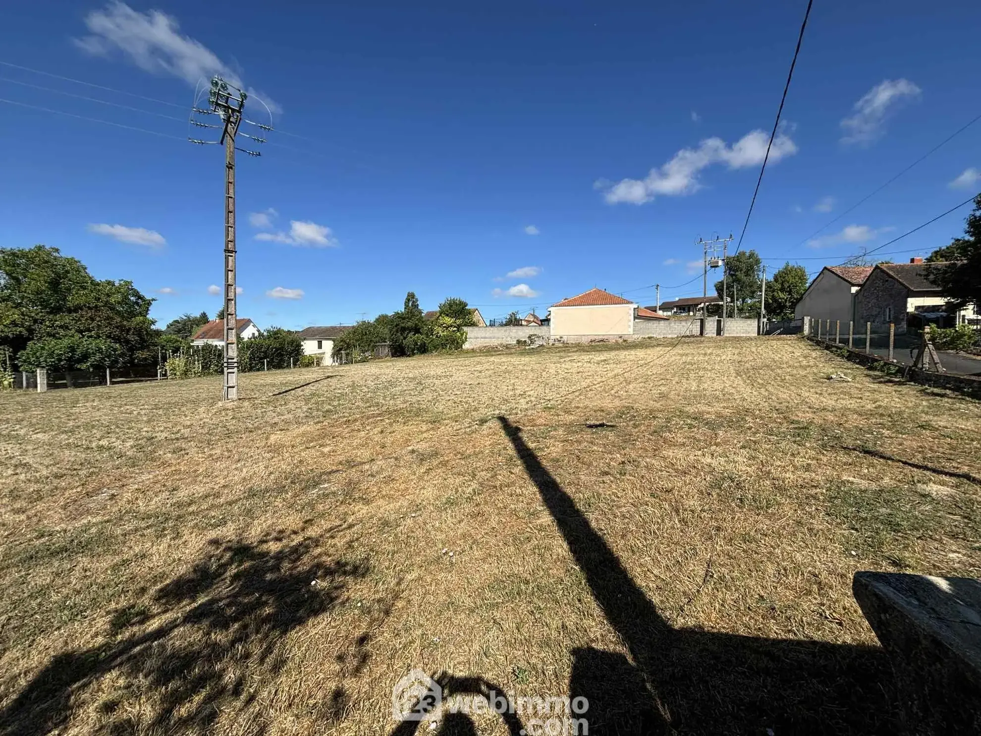 Ensemble immobilier à Oyré de 63 m² avec terrain constructible et potentiel de rénovation 