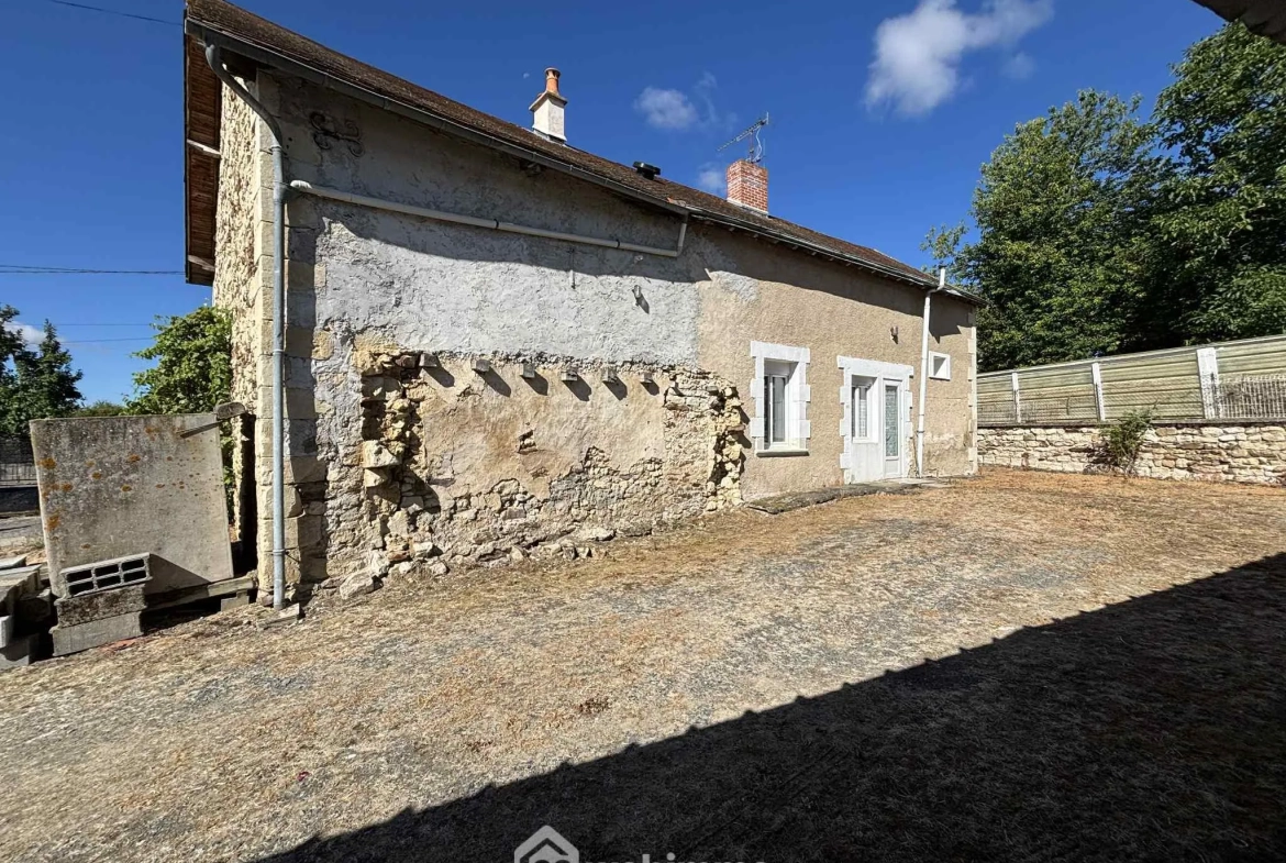 Ensemble immobilier à rénover à Oyré (86220) avec potentiel de terrain 