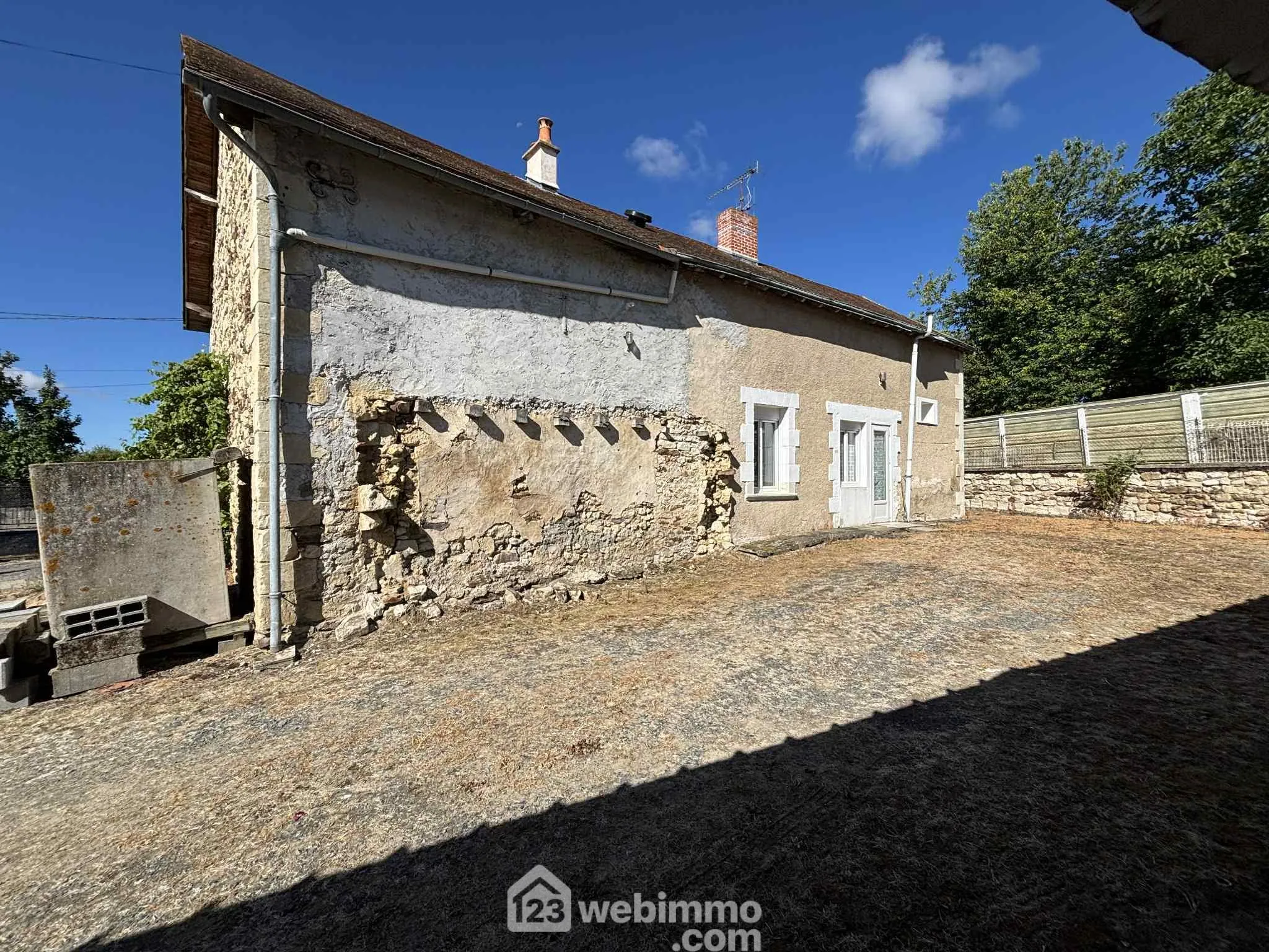 Ensemble immobilier à rénover à Oyré (86220) avec potentiel de terrain 