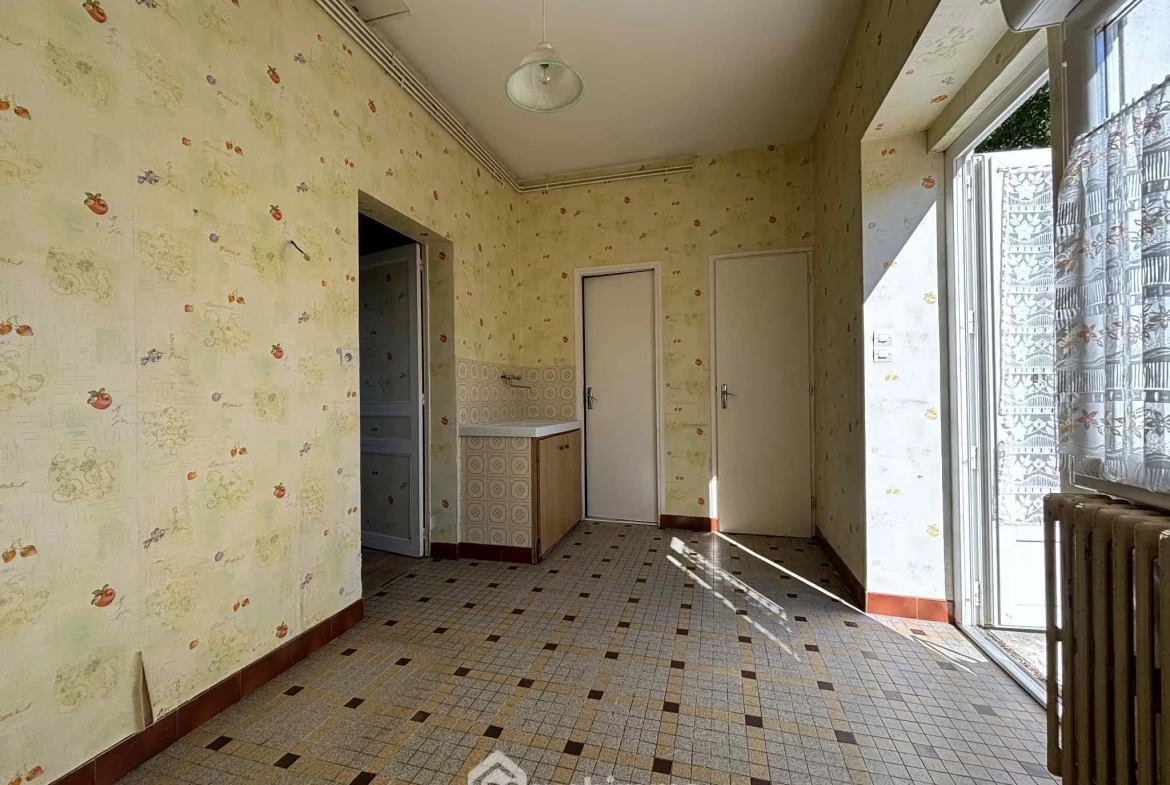 Ensemble immobilier à rénover à Oyré (86220) avec potentiel de terrain 