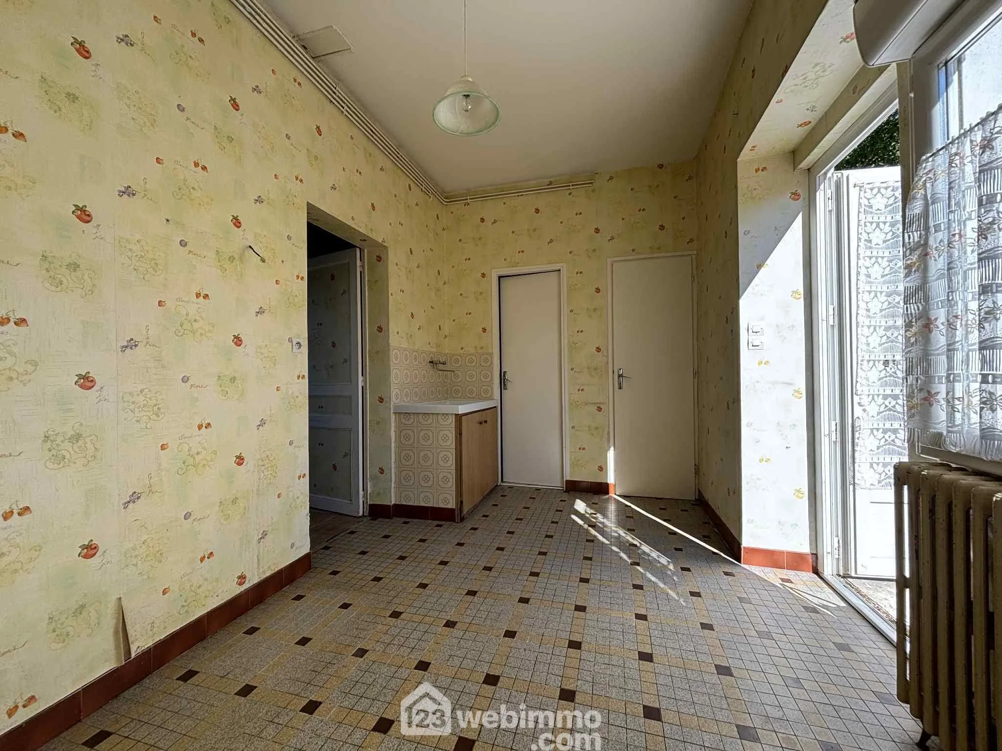 Ensemble immobilier à rénover à Oyré (86220) avec potentiel de terrain 