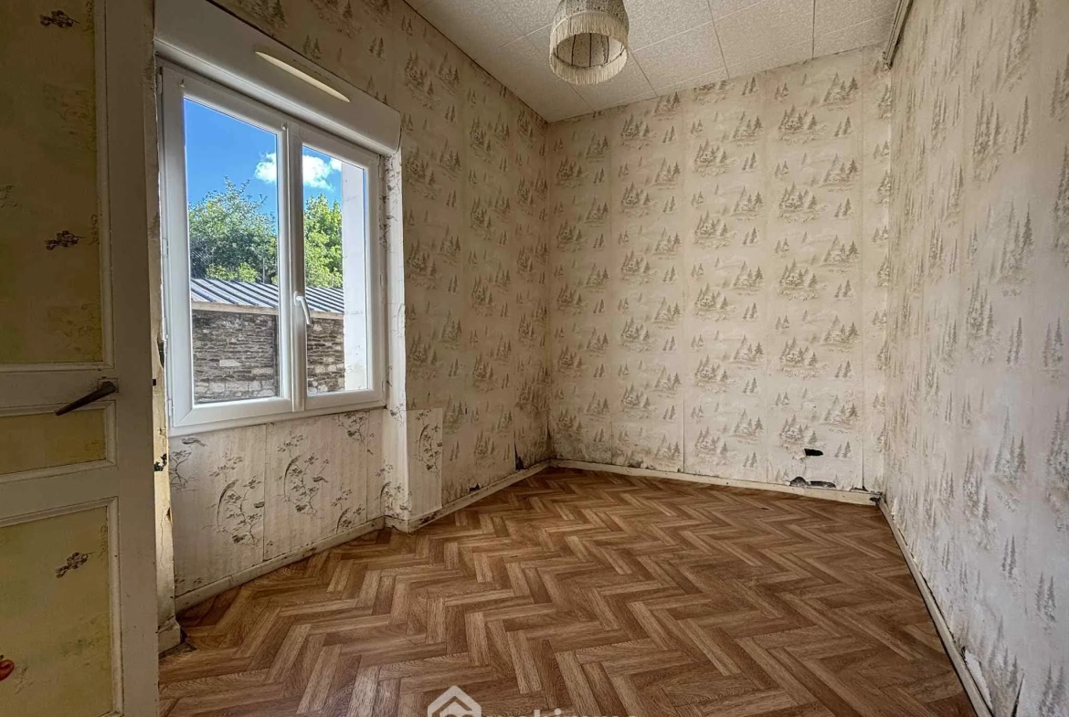 Ensemble immobilier à rénover à Oyré (86220) avec potentiel de terrain 