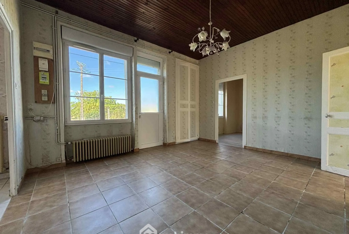 Ensemble immobilier à rénover à Oyré (86220) avec potentiel de terrain 