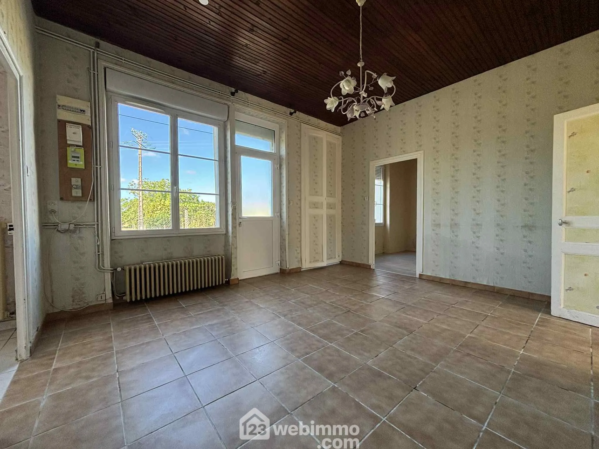 Ensemble immobilier à rénover à Oyré (86220) avec potentiel de terrain 