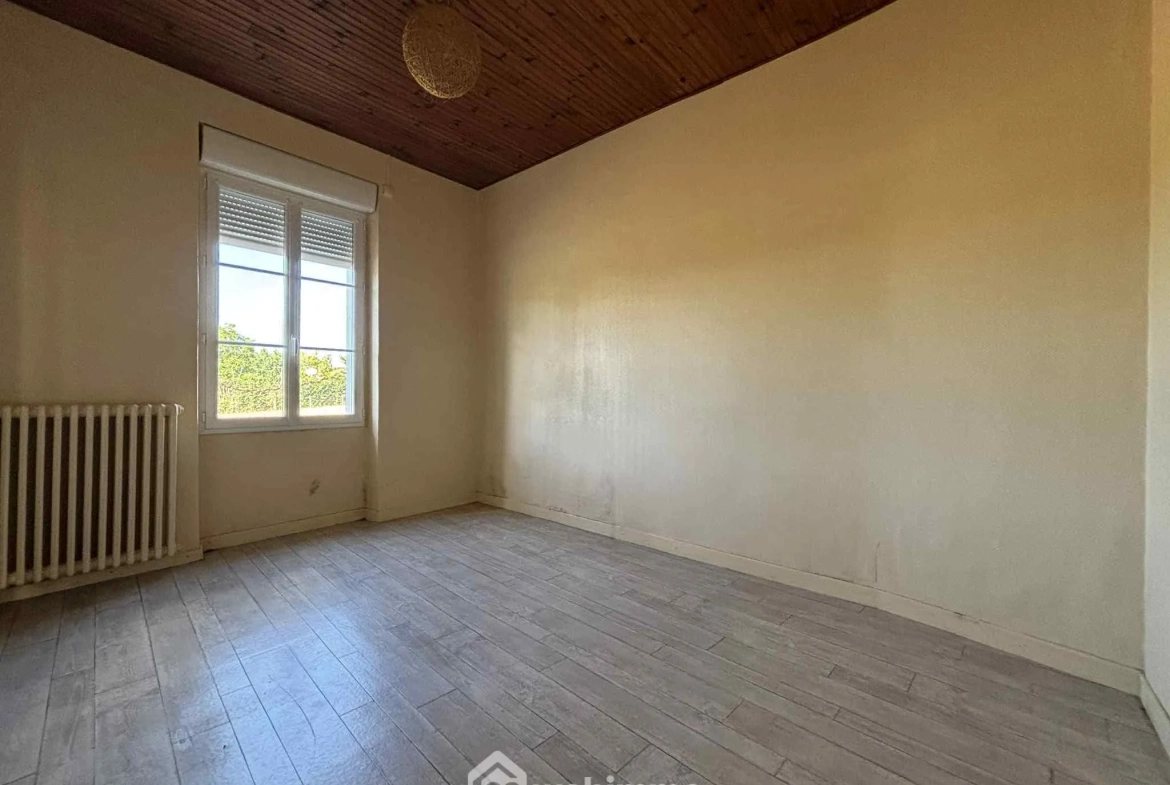 Ensemble immobilier à rénover à Oyré (86220) avec potentiel de terrain 