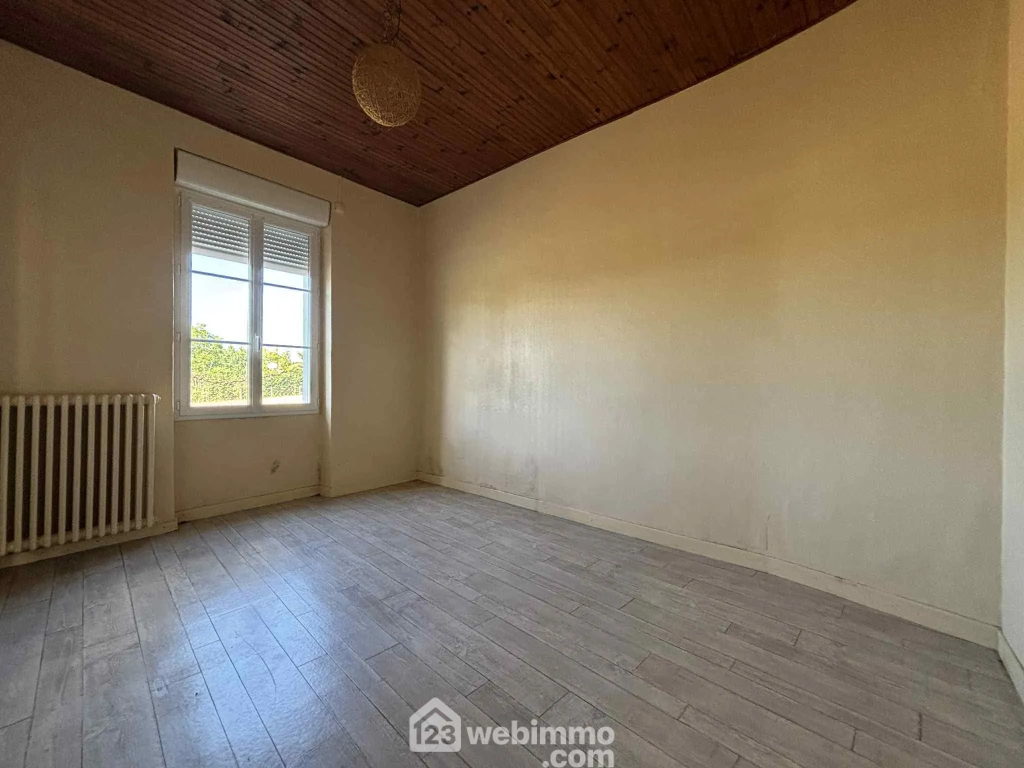 Ensemble immobilier à rénover à Oyré (86220) avec potentiel de terrain 