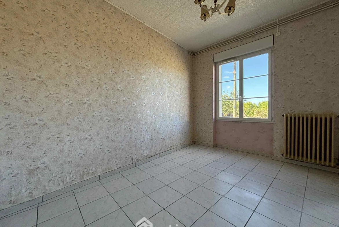Ensemble immobilier à rénover à Oyré (86220) avec potentiel de terrain 