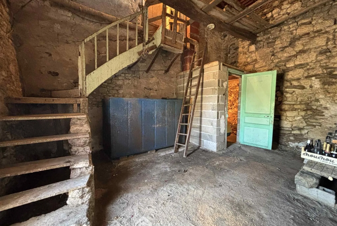 Ensemble immobilier à rénover à Oyré (86220) avec potentiel de terrain 