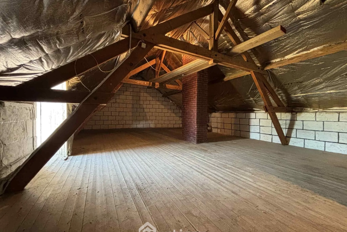 Ensemble immobilier à rénover à Oyré (86220) avec potentiel de terrain 