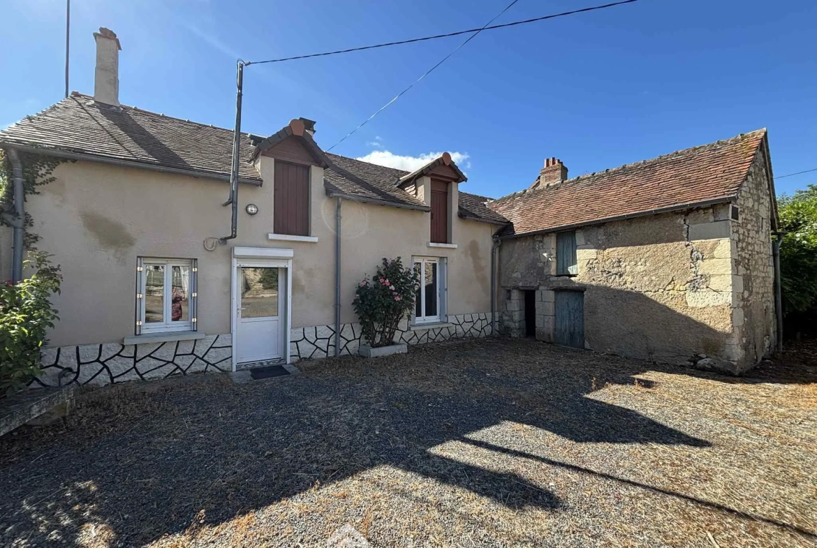 Ensemble immobilier à rénover à Oyré (86220) avec potentiel de terrain 