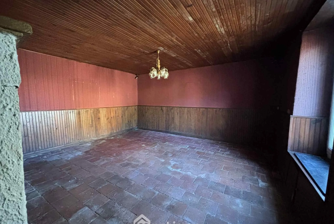 Ensemble immobilier à rénover à Oyré (86220) avec potentiel de terrain 