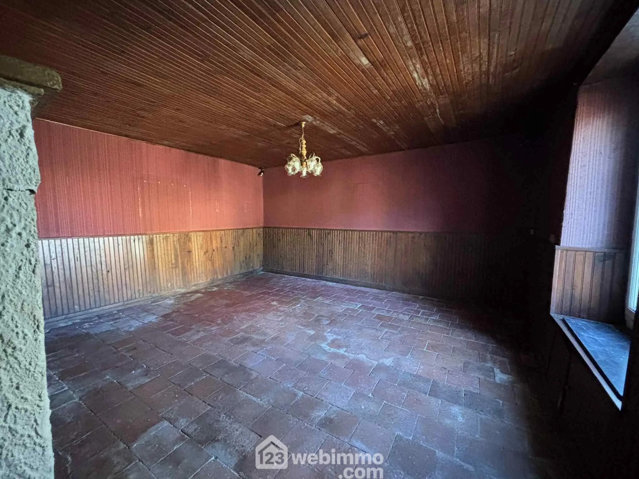 Ensemble immobilier à rénover à Oyré (86220) avec potentiel de terrain 