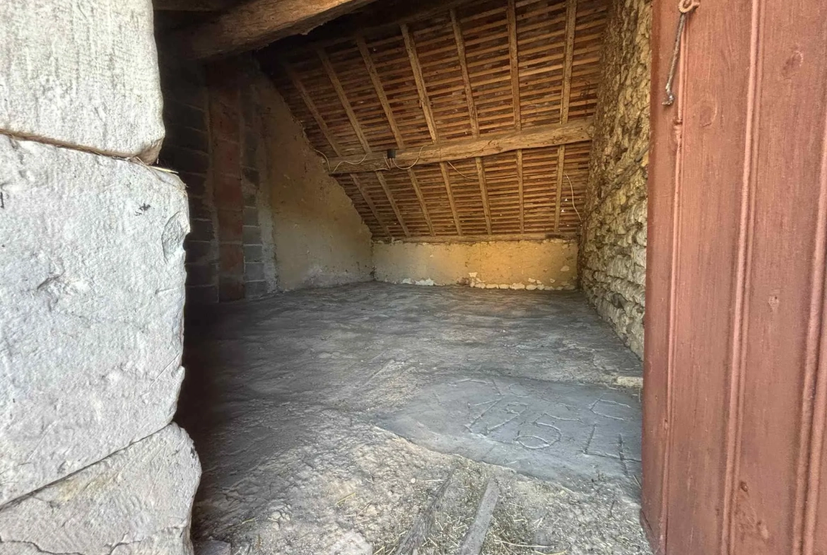 Ensemble immobilier à rénover à Oyré (86220) avec potentiel de terrain 