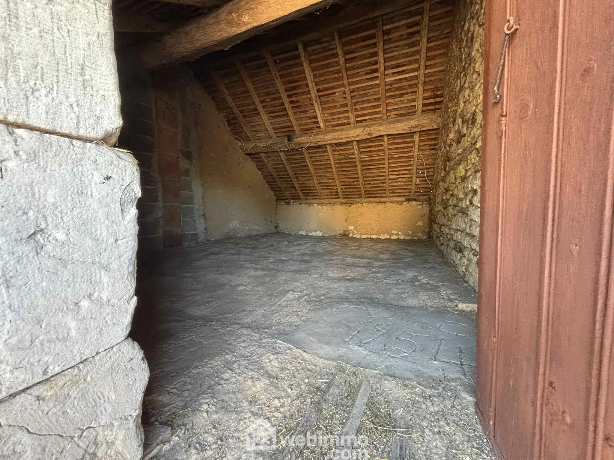 Ensemble immobilier à rénover à Oyré (86220) avec potentiel de terrain 