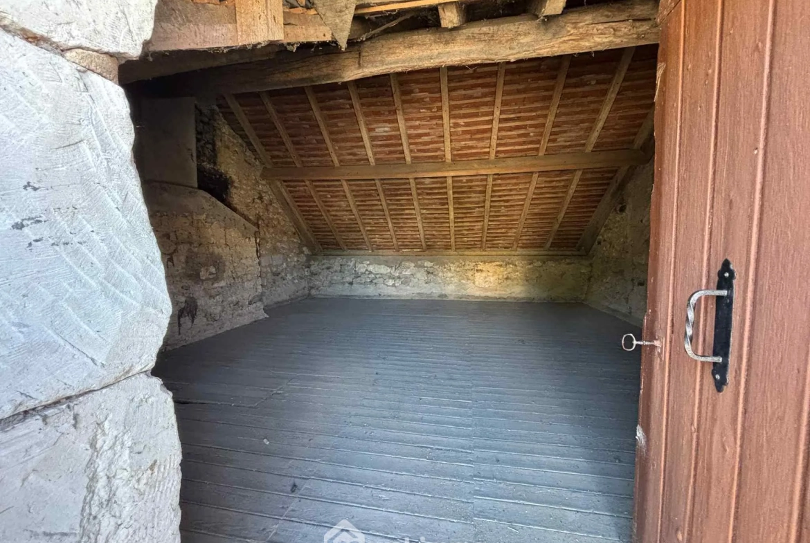 Ensemble immobilier à rénover à Oyré (86220) avec potentiel de terrain 