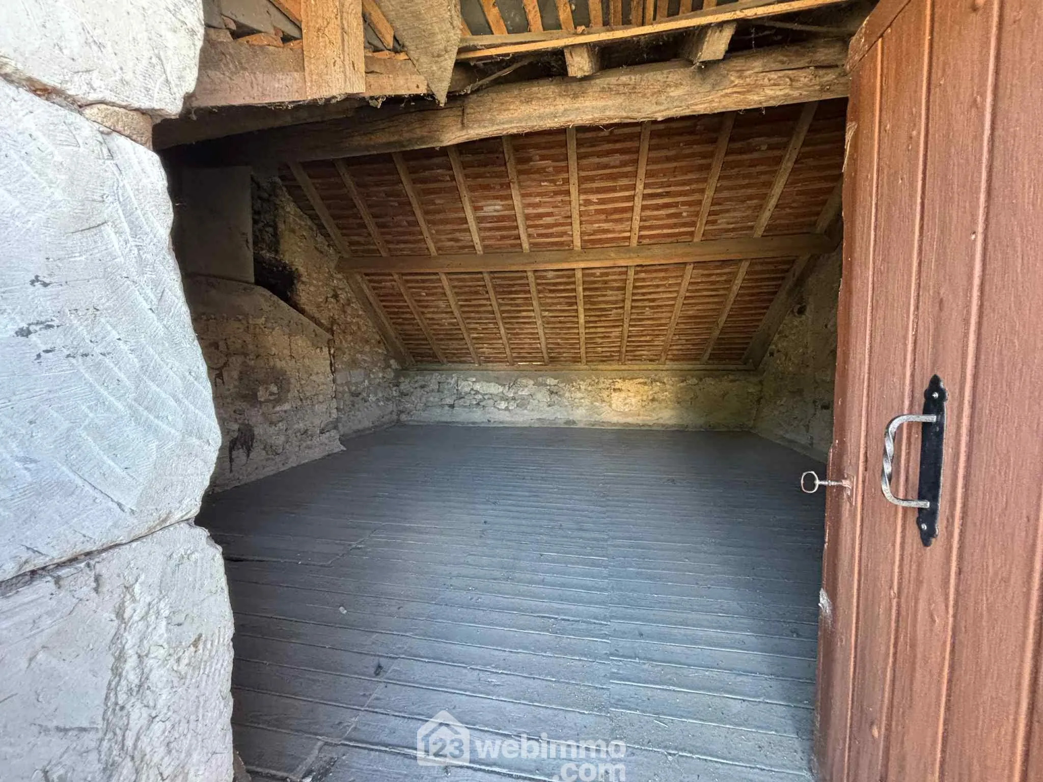 Ensemble immobilier à rénover à Oyré (86220) avec potentiel de terrain 