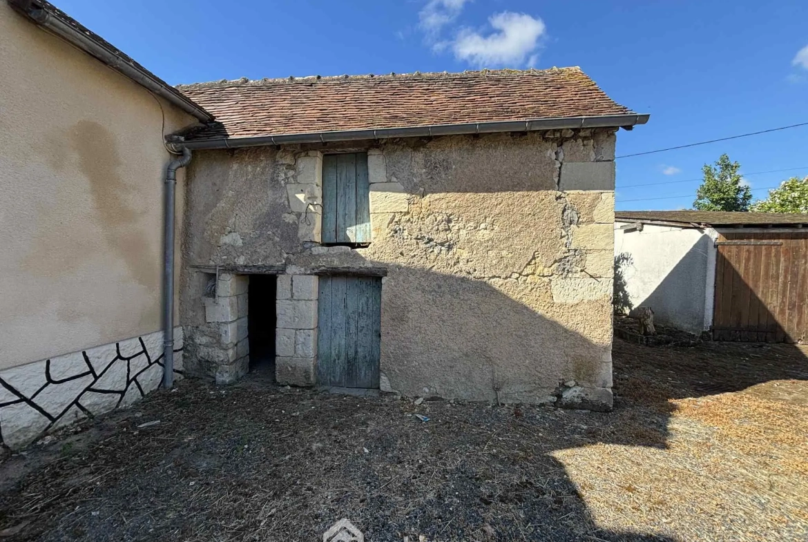 Ensemble immobilier à rénover à Oyré (86220) avec potentiel de terrain 