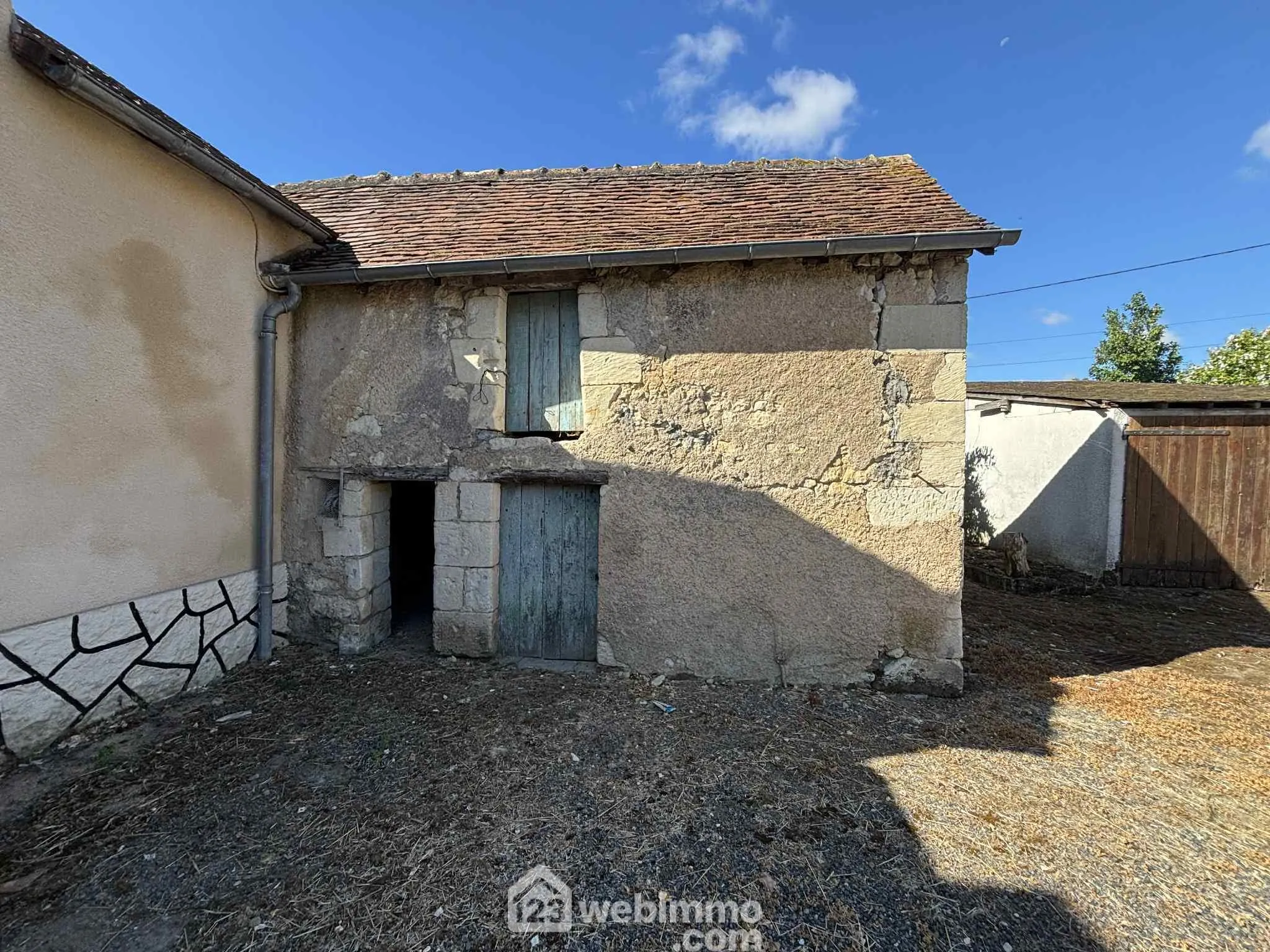 Ensemble immobilier à rénover à Oyré (86220) avec potentiel de terrain 